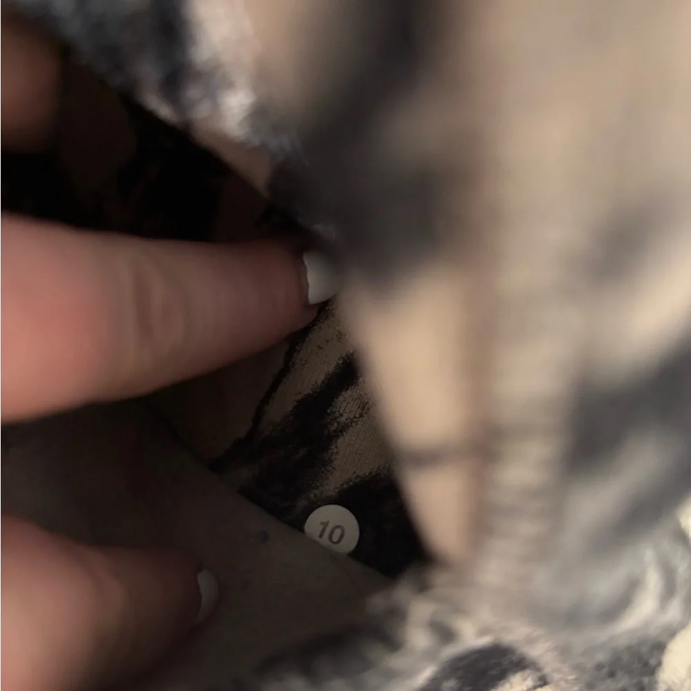 Lululemon Black and White Tie-Dye hooded zip-front Sweatshirt sz 10/ M - Picture 10 of 10